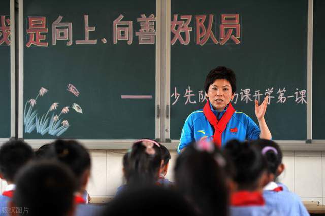 为了回报观众的热情，活动现场黄渤还即兴送上《生僻字》改编版，把新年祝福都融入到歌词之中，并邀请现场观众上台一起合唱